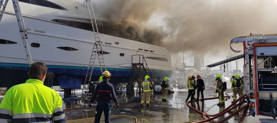 El barco afectado por las llamas El barco afectado por las llamas