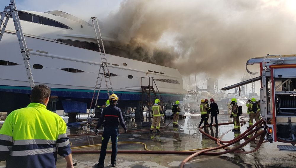 El barco afectado por las llamas