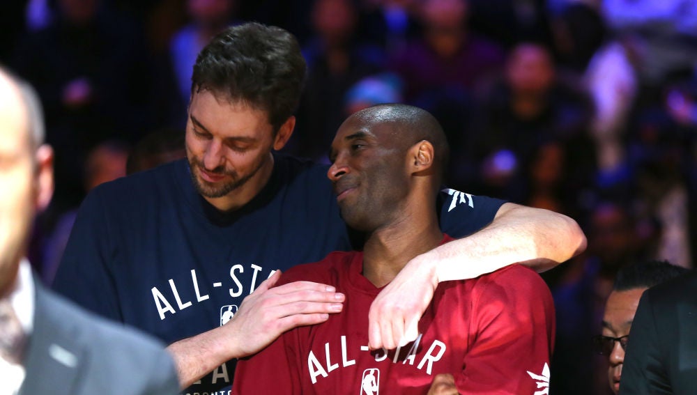 Pau Gasol y Kobe Bryant dialogan durante un All Star