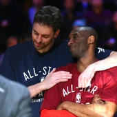 Pau Gasol y Kobe Bryant dialogan durante un All Star Pau Gasol y Kobe Bryant dialogan durante un All Star