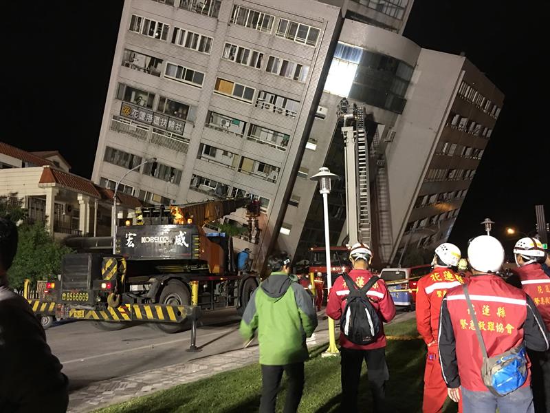 Al menos cuatro muertos y 145 desaparecidos en el terremoto en Taiwán Al menos cuatro muertos y 145 desaparecidos en el terremoto en Taiwán