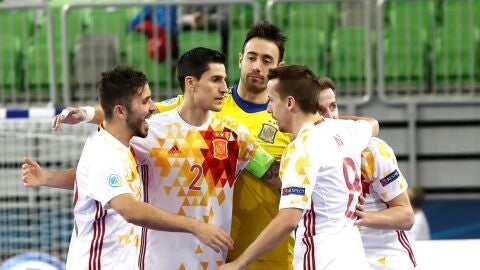 La selecci&oacute;n espa&ntilde;ola de f&uacute;tbol sala celebra su triunfo