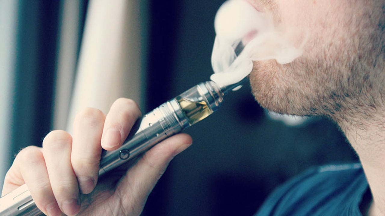 Estudio revela aumento de uso de cigarro electrónico en adolescentes 