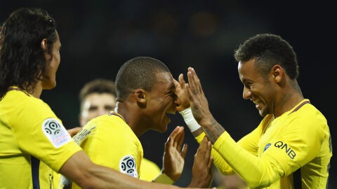 Neymar celebra un gol con Cavani y Mbapp&eacute;