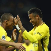 Neymar celebra un gol con Cavani y Mbappé