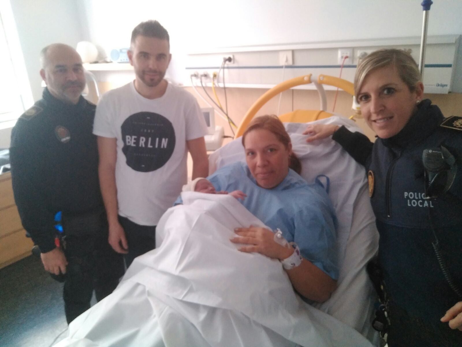 Agentes de la Policía Local de Elche asisten un parto en un domicilio de la ciudad Agentes de la Policía Local de Elche asisten un parto en un domicilio de la ciudad