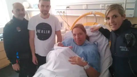 Madre, padre y bebé junto a los agentes de la Policía Local de Elche que los han asistido en el Hospital del Vinalopó Madre, padre y bebé junto a los agentes de la Policía Local de Elche que los han asistido en el Hospital del Vinalopó