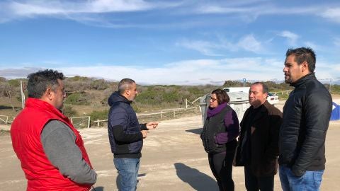Vicente Granero y Justino Delgado, concejales del PP de Elche, con vecinos de La Marina