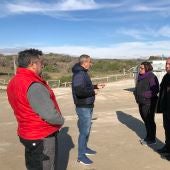 Vicente Granero y Justino Delgado, concejales del PP de Elche, con vecinos de La Marina