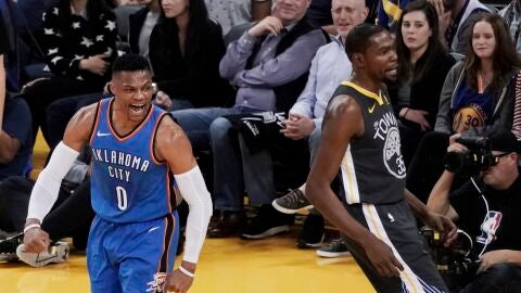 Westbrook celebra una canasta delante de Durant