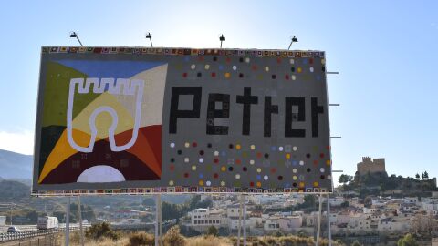 Valla de ganchillo elaborada por el Ayuntamiento de Petrer