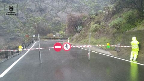 Carretera entre Tejeda y Artenara en Gran Canaria cortada por desprendimientos el 6 de Febrero de 2018