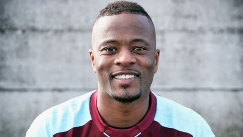 Patrice Evra posa con el uniforme del West Ham. 