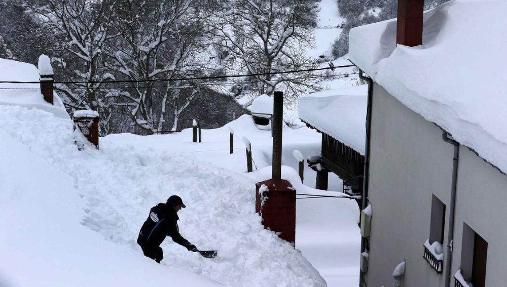 Un vecino de Pajares (Asturias) retirando nieve