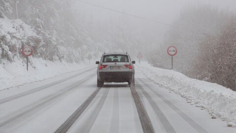Un veh&iacute;culo circula por una carretera nevada