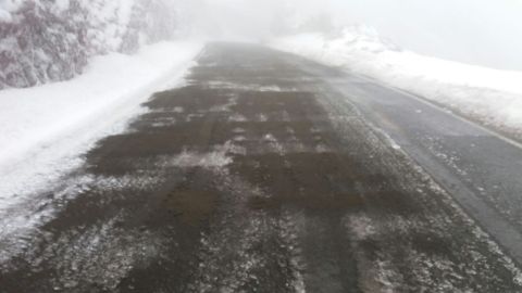 Carretera de acceso al Roque de Los Muchachos en La Palma durante la nevada de Febrero de 2018