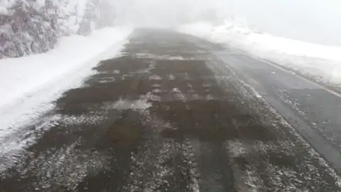 Carretera de acceso al Roque de Los Muchachos en La Palma durante la nevada de Febrero de 2018 Carretera de acceso al Roque de Los Muchachos en La Palma durante la nevada de Febrero de 2018
