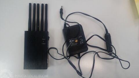 Inhibidor de frecuencias que llevaba instalado el veh&iacute;culo inmovilizado por la Polic&iacute;a Local de Elche