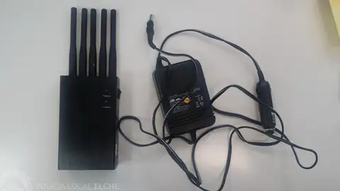 Inhibidor de frecuencias que llevaba instalado el vehículo inmovilizado por la Policía Local de Elche Inhibidor de frecuencias que llevaba instalado el vehículo inmovilizado por la Policía Local de Elche