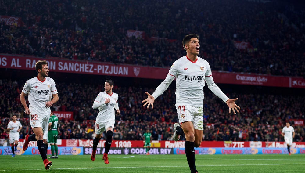 Correa celebra su gol con el Sevilla