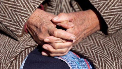 Imagen de una se&ntilde;ora con las manos cruzadas