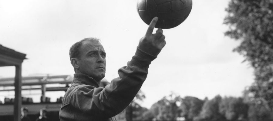 Alfredo di Stefano, jugando con el balón Alfredo di Stefano, jugando con el balón