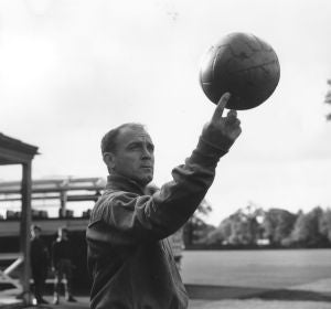 Alfredo di Stefano, jugando con el balón Alfredo di Stefano, jugando con el balón