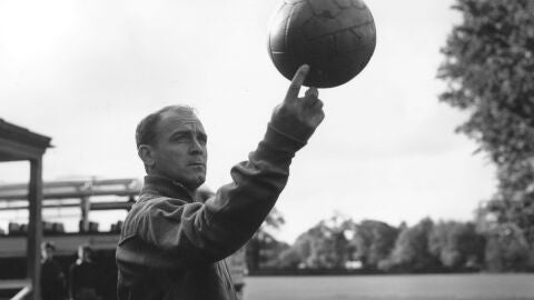 Alfredo di Stefano, jugando con el bal&oacute;n