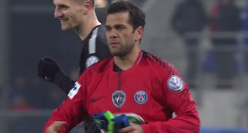 Dani Alves se pone de portero por un día tras la expulsión de Trapp Dani Alves se pone de portero por un día tras la expulsión de Trapp