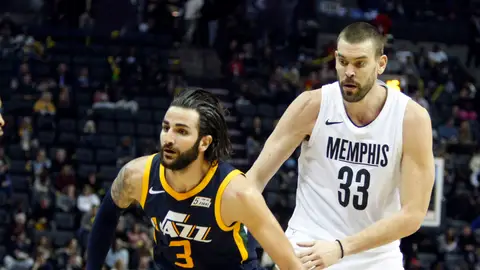 Ricky Rubio intenta zafarse de la defensa de Marc Gasol Ricky Rubio intenta zafarse de la defensa de Marc Gasol