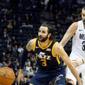 Ricky Rubio intenta zafarse de la defensa de Marc Gasol
