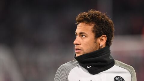 Neymar mira al cielo