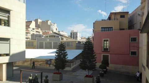 Al fondo, el Mercado Central de Elche