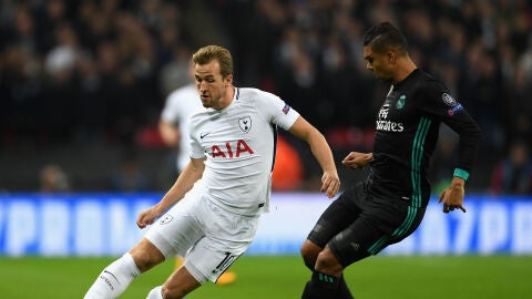 Harry Kane intenta zafarse de Casemiro