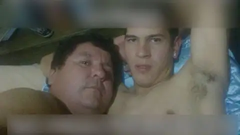 Antonio González, presidente del Rubio Ñu, junto al jugador Bernardo Gabriel Caballero Antonio González, presidente del Rubio Ñu, junto al jugador Bernardo Gabriel Caballero