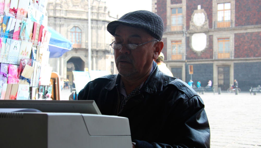 Un escribidor en la Plaza de Santo Domingo en México