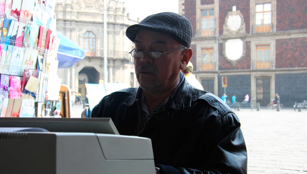 Un escribidor en la Plaza de Santo Domingo en México Un escribidor en la Plaza de Santo Domingo en México