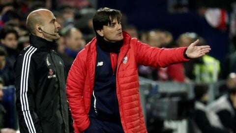 Montella da instrucciones a sus jugadores desde la banda