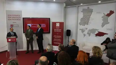 L´alcalde Benlloch reculll el guardó de mans del vicepresident de la Diputació Vicent Sales i el diputat de Promoció Econòmica Salvador Aguilella. La diputació ha lliurat els premis en el seu estand en la fira Cevisama, en València