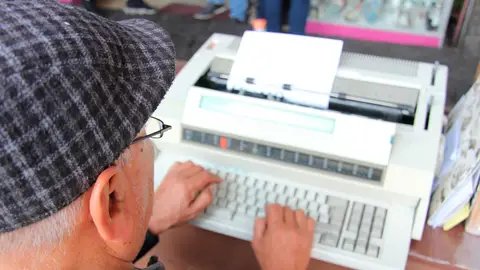 Un escribidor en la Plaza de Santo Domingo en México Un escribidor en la Plaza de Santo Domingo en México