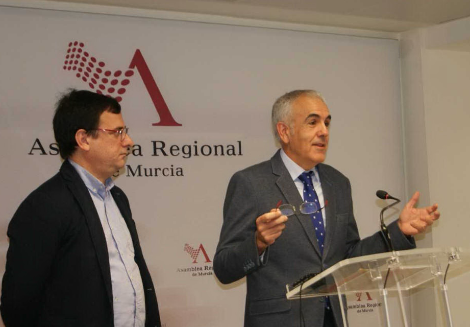 Alfonso Martínez Baños: "Llevan demasiados años hablando del AVE para tapar unos trenes de cercanías tercermundistas". Alfonso Martínez Baños: "Llevan demasiados años hablando del AVE para tapar unos trenes de cercanías tercermundistas".