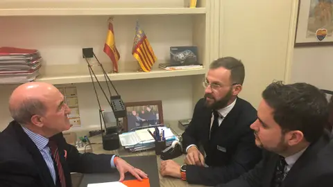 Los concejales David Caballero y Juan Antonio Sempere con Luis Crisol, senador de Cs Los concejales David Caballero y Juan Antonio Sempere con Luis Crisol, senador de Cs