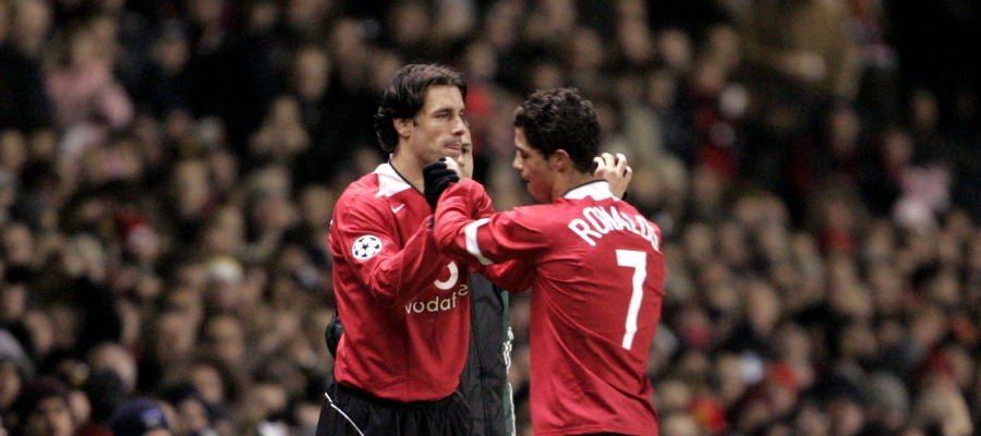 Van Nistelrooy y Cristiano Ronaldo, durante un partido del Manchester United Van Nistelrooy y Cristiano Ronaldo, durante un partido del Manchester United