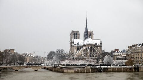  La Catedral de Notre Dame cubierta de nieve en Par&iacute;s