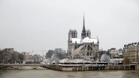 La Catedral de Notre Dame cubierta de nieve en París La Catedral de Notre Dame cubierta de nieve en París