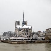  La Catedral de Notre Dame cubierta de nieve en París