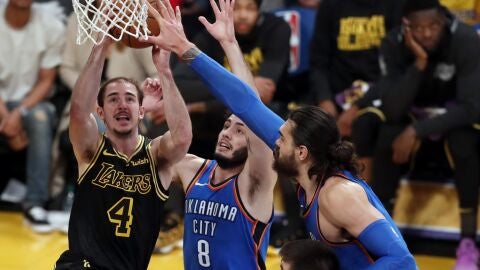 Abrines intenta defender a Caruso