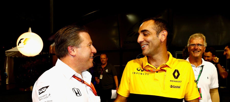 Zak Brown y Cyril Abiteboul se saludan durante el Gran Premio de Singapur Zak Brown y Cyril Abiteboul se saludan durante el Gran Premio de Singapur