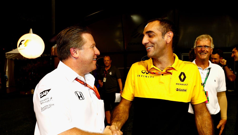 Zak Brown y Cyril Abiteboul se saludan durante el Gran Premio de Singapur