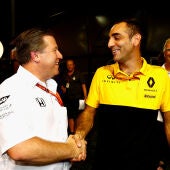 Zak Brown y Cyril Abiteboul se saludan durante el Gran Premio de Singapur